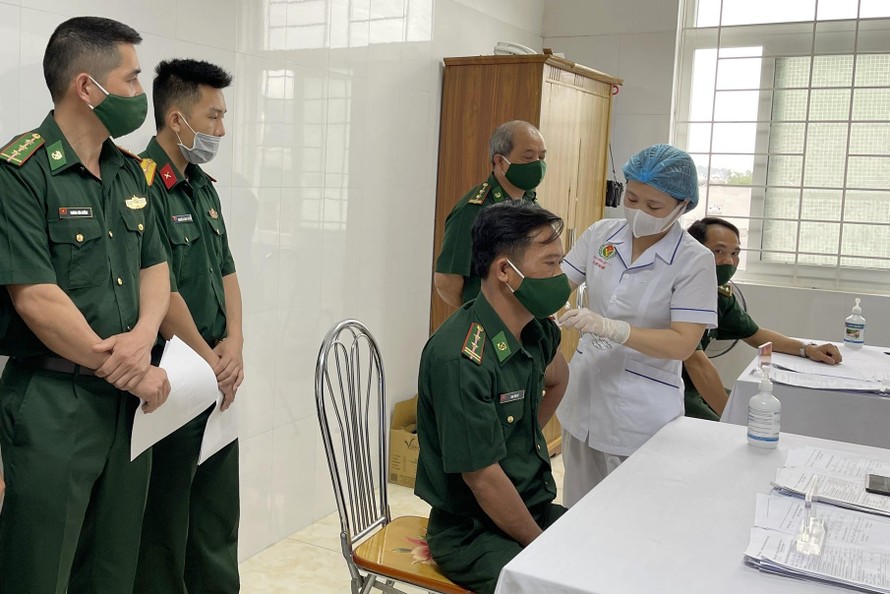 Tiêm vắc xin phòng COVID-19 cho Bộ đội Biên phòng Quảng Ninh