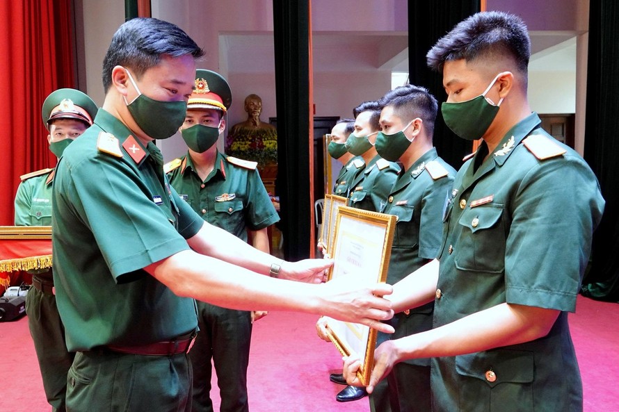 Thượng tá Nguyễn Đức Cương, Phó Trưởng ban Thanh niên Quân đội trao Chứng nhận cán bộ Đoàn giỏi cho các cá nhân xuất sắc