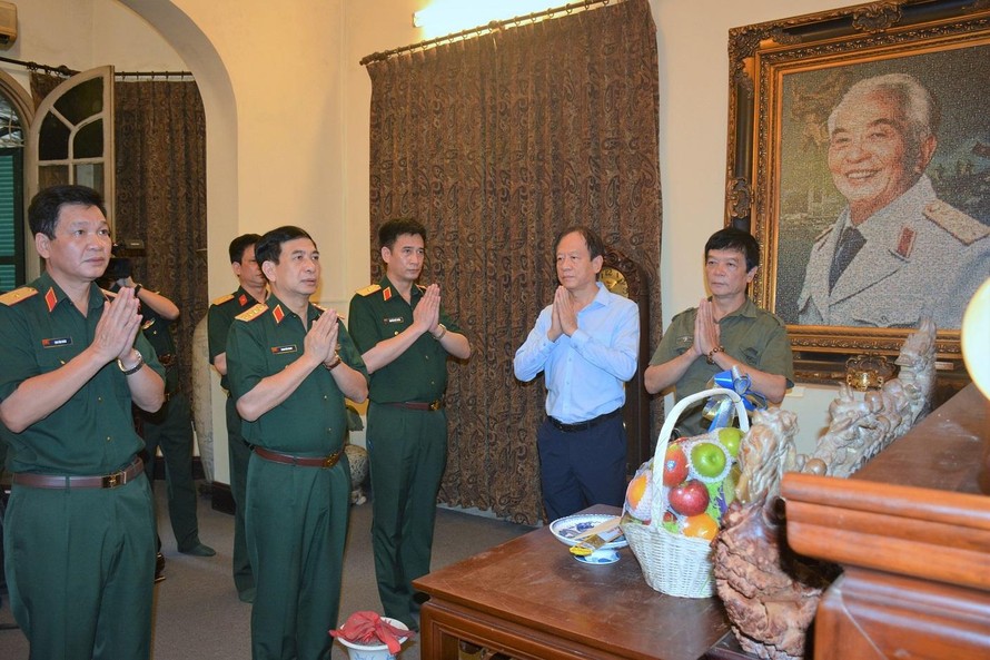 Đại tướng Phan Văn Giang và đoàn công tác dâng hương tưởng nhớ Đại tướng Võ Nguyên Giáp. Ảnh: Chiến Văn 