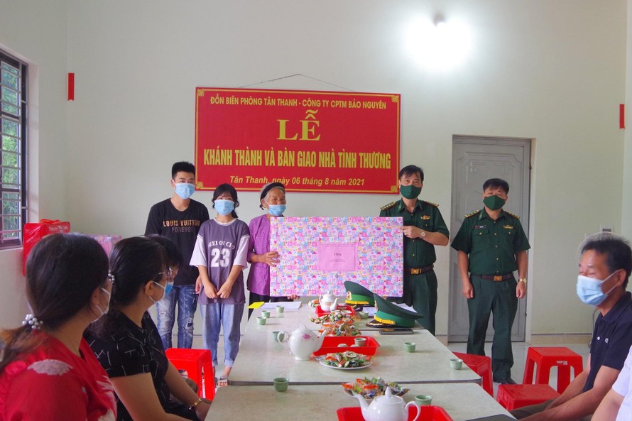 Đại tá Nguyễn Văn Hưng, Phó Chính ủy BĐBP tỉnh Lạng Sơn tặng quà cho gia đình bà Lương Thị Phẻng tại lễ khánh thành nhà mới