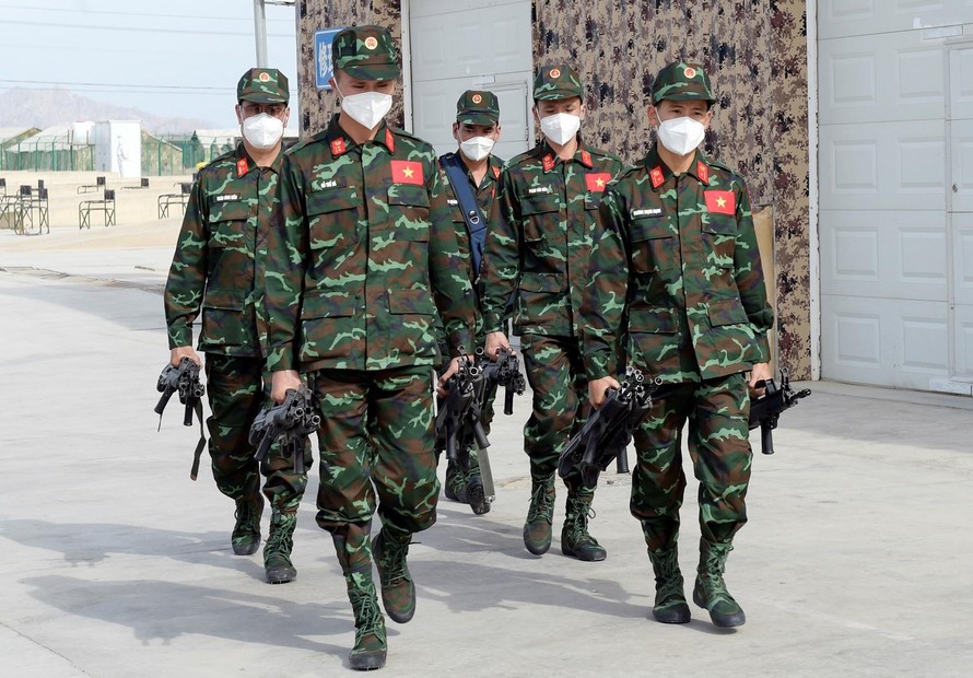 Đội tuyển Hóa học QĐND Việt Nam nhận súng tiểu liên QBZ-95 để thi đấu. Ảnh: QĐND