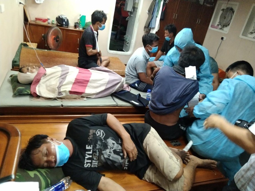 Quân y Biên phòng Quảng Trị chăm sức y tế cho 7 thuyền viên được cứu thoát, trên tàu cứu hộ cứu nạn của Đồn Biên phòng Cồn Cỏ