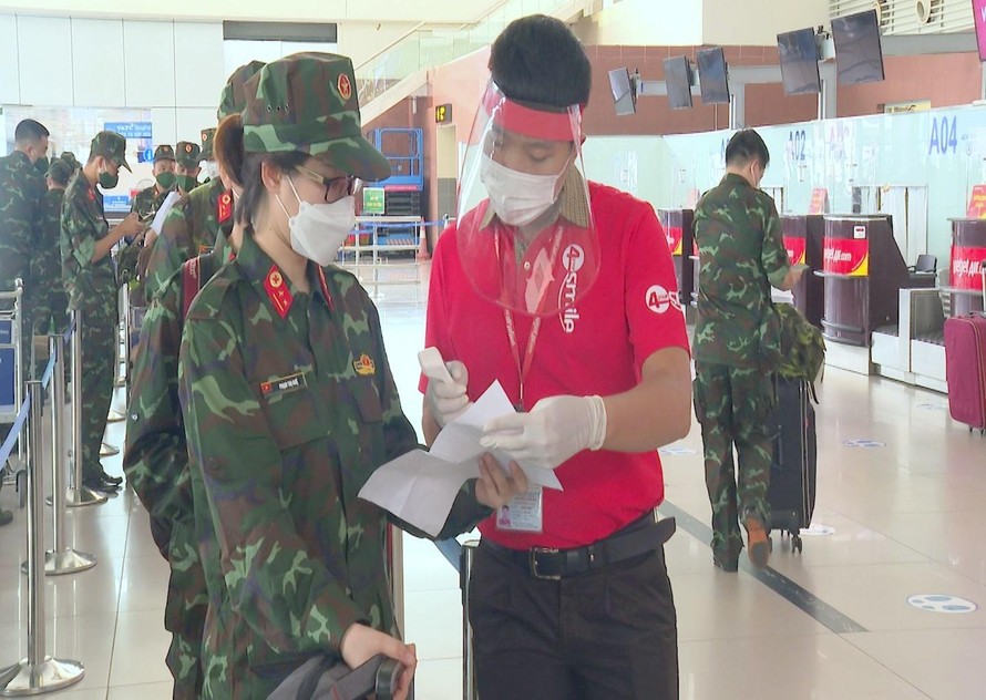 Lực lượng quân y làm thủ tục tại sân bay Nội Bài để vào Nam chống dịch, ngày 18/8