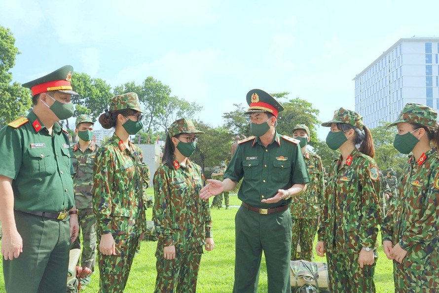 Trung tướng Đỗ Văn Thiện, Chính ủy Tổng cục Hậu cần động viên, căn dặn các nữ học viên trước khi ra sân bay vào Nam chống dịch. Ảnh: Nguyễn Minh