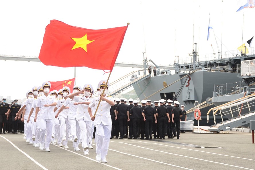 Đoàn Hải quân nhân dân Việt Nam diễu duyệt đội ngũ tại lễ khai mạc. Ảnh: QĐND