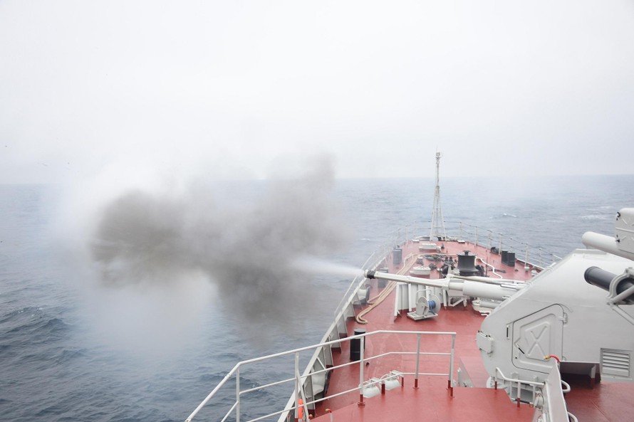 Pháo hạm AK 176 trên tàu Quang Trung khai hỏa tiêu diệt mục tiêu trong ngày thi đấu thứ 2 tại Army Games. Ảnh: Hải Âu