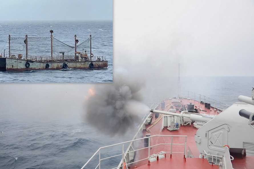 Pháo hạm AK 176 trên Tàu 016 - Quang Trung bắn mục tiêu trên biển (ảnh nhỏ) trong nội dung thi ngày 24/8. Ảnh: Hải Âu