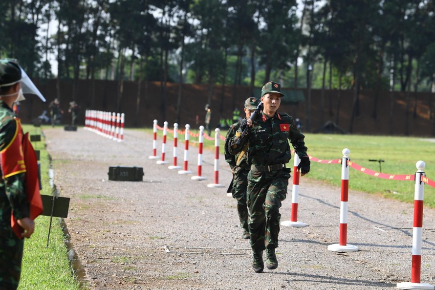 Xạ thủ Quân đội nhân dân Việt Nam cơ động vào tuyến bắn trong ngày thi đấu thứ 2