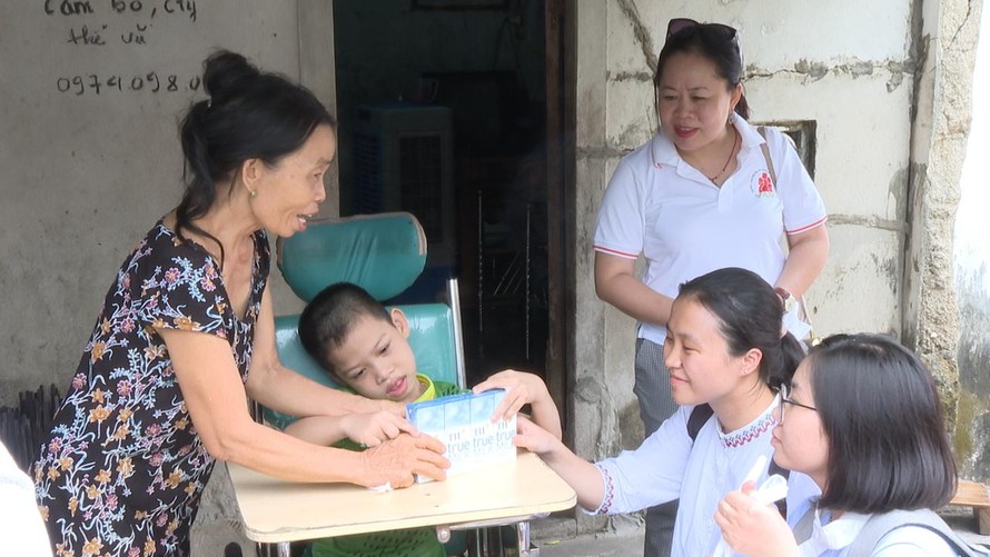 Trung tâm NACCET thăm tặng quà các gia đình nạn nhân bị nhiễm chất độc da cam tại Quảng Trị, tháng 6/2020