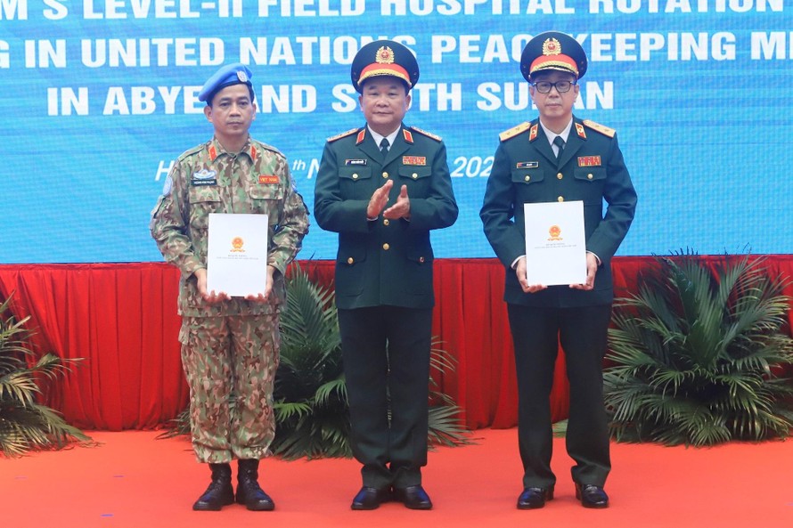 Thượng tướng Hoàng Xuân Chiến, Thứ trưởng Bộ Quốc phòng trao Quyết định thành lập Đội Công binh số 1 và BVDC 2.4 cho lãnh đạo Học viện Quân y và Cục Gìn giữ hòa bình Việt Nam