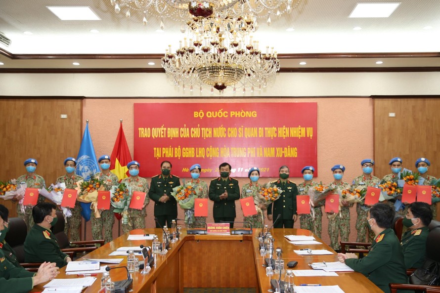 Lãnh đạo Bộ Quốc phòng trao Quyết định của Chủ tịch nước cho các sĩ quan mũ nồi xanh