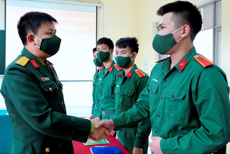 Thượng tá Trần Viết Năng, Trưởng ban Thanh niên Quân đội động viên, giao nhiệm vụ cho các thành viên đội tuyển Trường Sĩ quan Lục quân 1. Ảnh: Nguyễn Minh
