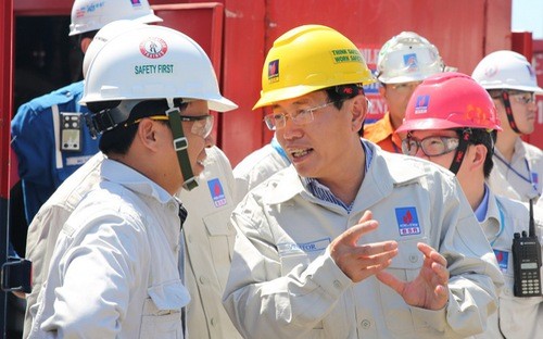 Ông Nguyễn Vũ Trường Sơn, Tổng giám đốc PVN trao đổi với người lao động trong tập đoàn