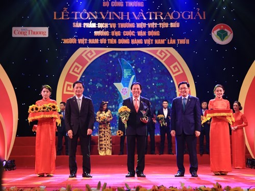 Phó Thủ tướng Vương Đình Huệ và Bộ trưởng Bộ Công Thương Trần Tuấn Anh trao giải cho Công ty Lọc hóa dầu Bình Sơn