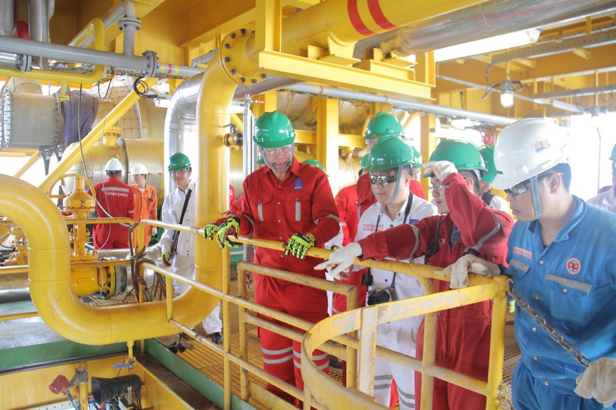 Lãnh đạo PVN kiểm tra công trường ở mỏ Cá Tầm 