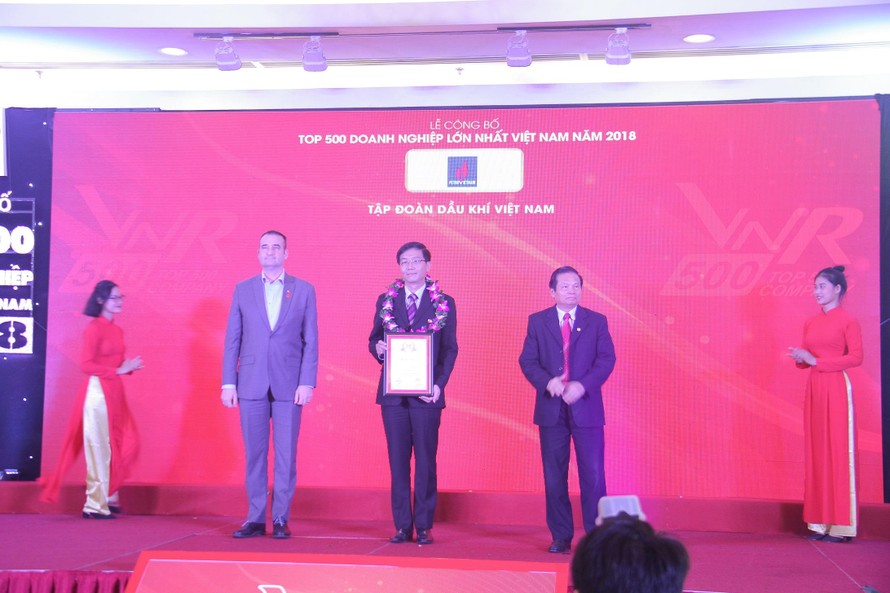 Đại diện PVN nhận biểu tượng vinh danh Top 500 DN lớn nhất Việt Nam
