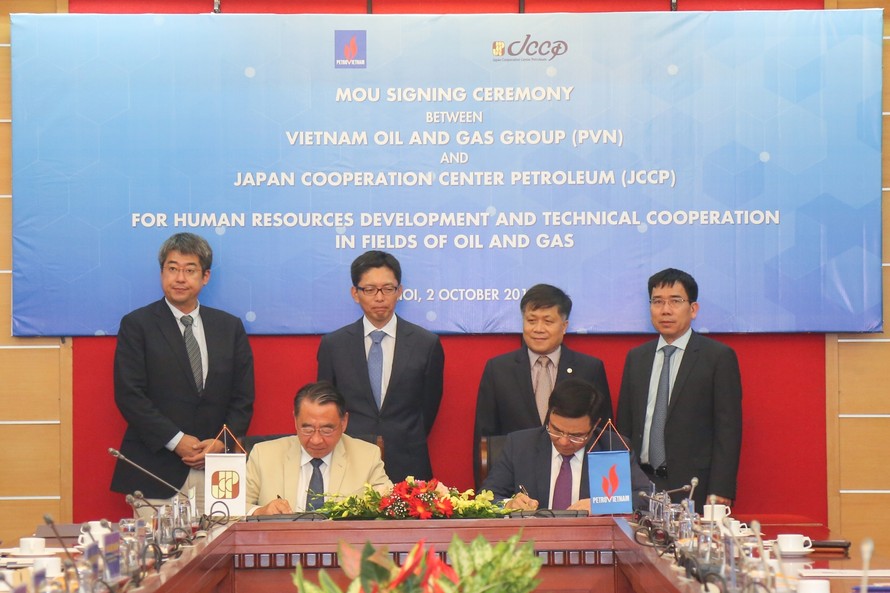 Tổng giám đốc Petrovietnam Lê Mạnh Hùng (phải) và Giám đốc Điều hành JCCP Tsuyoshi Nakai ký kết biên bản ghi nhớ hợp tác