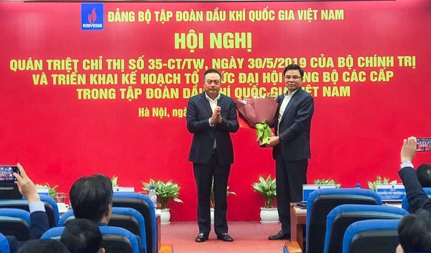 Ông Trần Sỹ Thanh, Ủy viên Trung ương Đảng, Bí thư Đảng ủy, Chủ tịch HĐTV PVN đã trao quyết định và chúc mừng tân Phó Bí thư Đảng ủy Lê Mạnh Hùng. 