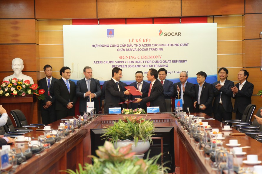  Ông Hayal Admadzada, Phó Tổng Giám đốc phụ trách kinh doanh Tập đoàn SOCAR và ông Bùi Minh Tiến, Tổng Giám đốc BSR ký hợp đồng cung cấp dầu thô Azeri cho NMLD Dung Quất