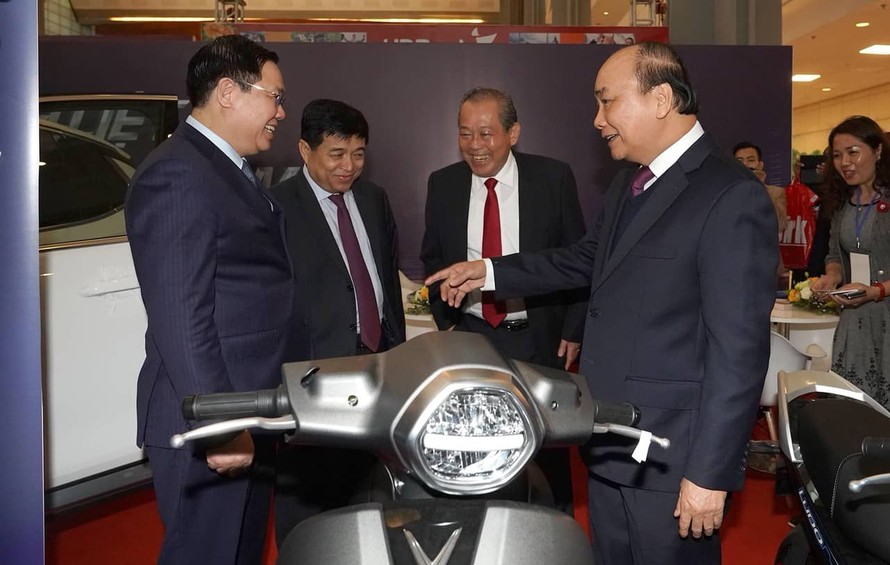 Thủ tướng Nguyễn Xuân Phúc tham quan gian trưng bày xe máy điện Vinfast. Ảnh: Như Ý