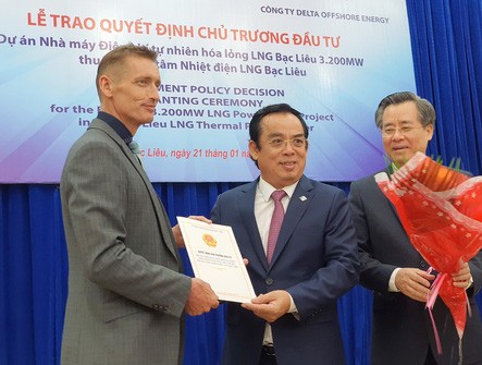 Lãnh đạo tỉnh Bạc Liêu trao quyết định chủ trương đầu tư dự án nhà máy điện khí tự nhiên hóa lỏng (LNG) Bạc Liêu