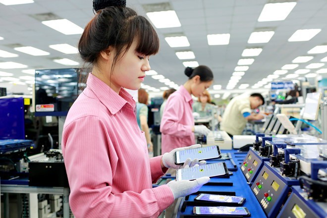 Nhiều “ông lớn” công nghệ nhòm ngó tới Việt Nam. Trong ảnh, công nhân sản xuất điện thoại Samsung. ảnh minh hoạ 