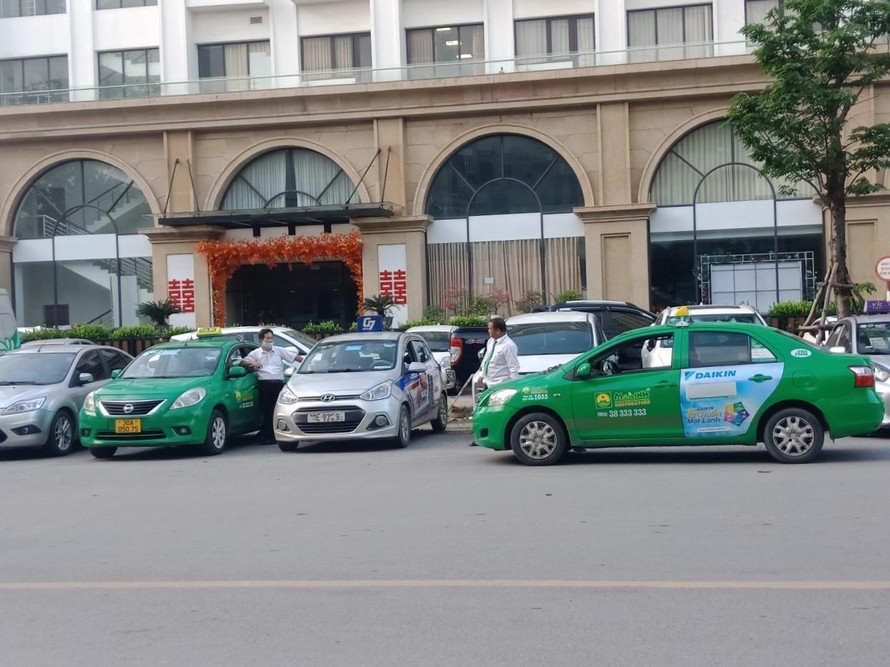 lái xe taxi chờ đợi ở trung tâm thương mại mong có khách. 