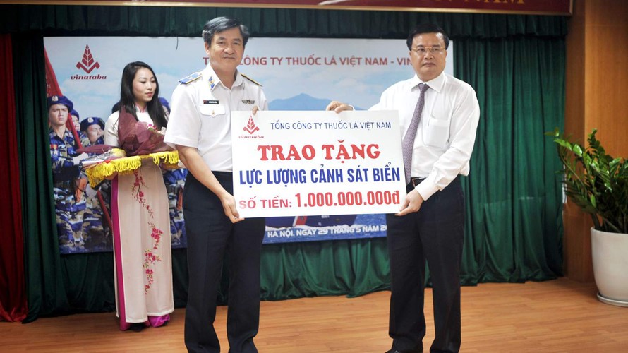 Vinataba tặng 1 tỷ đồng cho cảnh sát biển Việt Nam