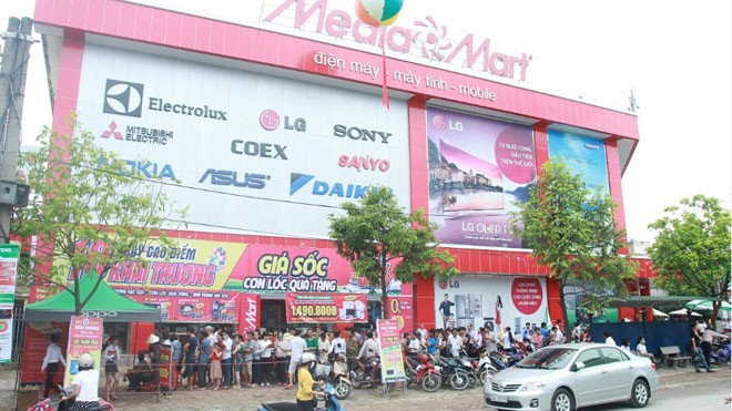 Tại thành phố Thanh Hóa, tuyến đường đi qua siêu thị MediaMart tại 301 Trần Phú nhanh chóng rơi vào cảnh ách tắc kéo dài. Lực lượng bảo vệ, trật tự đô thị phải đứng phân làn cho khách xếp hàng, các điểm gửi xe gần đó đều tắc nghẽn. 