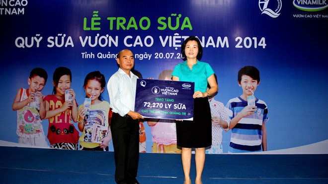 Bà Bùi Thị Hương – Giám Đốc Đối Ngoại Vinamilk trao bảng sữa tượng trưng 72.270 ly sữa của Quỹ sữa Vươn Cao Việt Nam cho trẻ em tỉnh Quảng Trị
