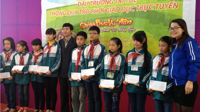 Ông Phạm Ngọc Thập – GĐ Đối ngoại công ty Egame trao giải thưởng cho học sinh đạt giải cuộc thi “Đấu trường trí tuệ” tại Yên Bái