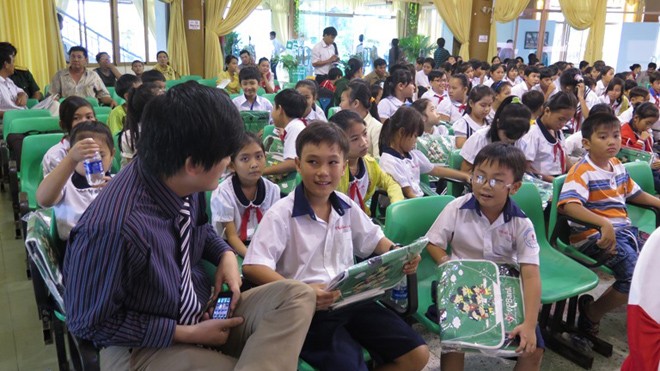 VPBank tặng hàng ngàn quà và học bổng cho trẻ em nghèo