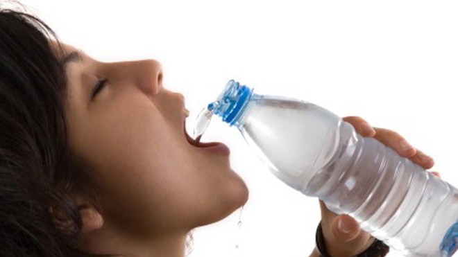 Uống nước lạnh quá nhiều có thể gây viêm họng trong mùa hè (Ảnh minh họa).