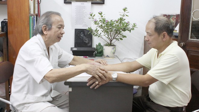 Tiến sĩ - Lương y Nguyễn Hoàng đang khám bệnh, bốc thuốc cho bệnh nhân 