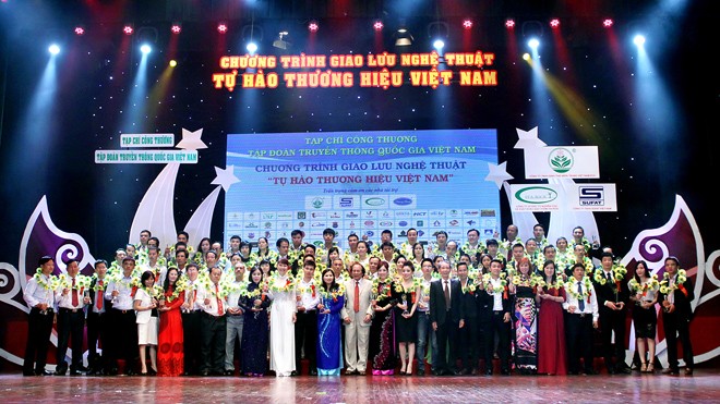 Tổng Giám đốc Lê Thị Bình cùng đại diện các doanh nghiệp tiêu biểu trong sự kiện