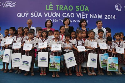 Đại diện Quỹ sữa Vươn Cao Việt Nam trao tặng sữa trực tiếp cho trẻ em nghèo huyện Ba Tri, Bến Tre