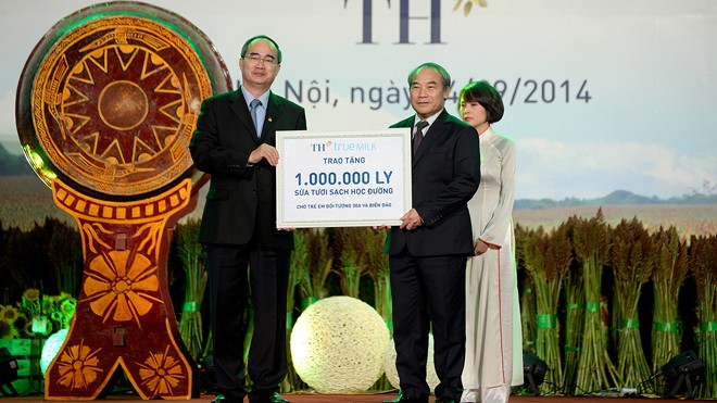 Chủ tịch Ủy ban trung ương Mặt trận Tổ quốc Việt Nam trao tượng trưng cho lãnh đạo Bộ Giáo dục và Đào tạo 1 triệu ly sữa.
