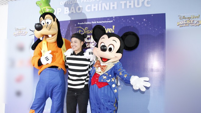 Mickey và Goofy trong buổi họp báo chính thức của Disney Live! Mickey’s Magic Show diễn ra vào chiều 12/09/2014.