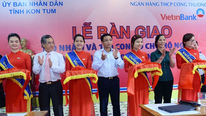 Chủ tịch HĐQT VietinBank Nguyễn Văn Thắng cùng lãnh đạo tỉnh Kon Tum cắt băng khánh thành và bàn giao các công trình an sinh xã hội tại địa phương