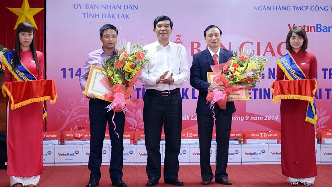 Chủ tịch HĐQT VietinBank Nguyễn Văn Thắng và Giám đốc VietinBank Chi nhánh Đắc Lắk nhận bằng khen của tỉnh Đắc Lắk 