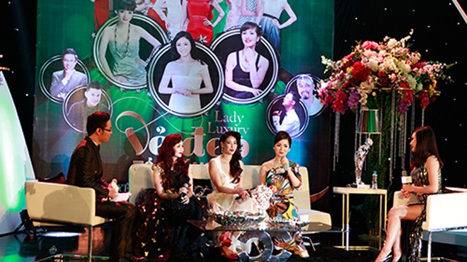 (Từ trái qua) MC Anh Quân, Hoa hậu Diệu Hoa, Hoa hậu Hà Kiều Anh, Hoa hậu Giáng My và MC Nguyệt Ánh