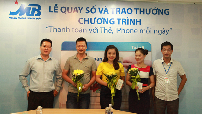 MB trao 41 Iphone 5S cho khách hàng trúng thưởng 