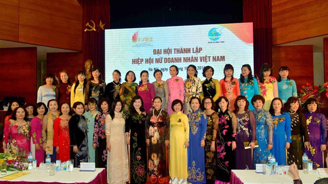 Phó Chủ tịch Quốc hội Nguyễn Thị Kim Ngân và các nữ doanh nhân tham gia đại hội