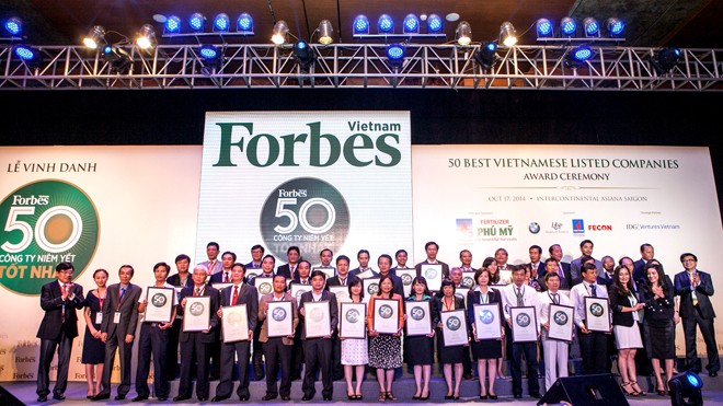 Đại diện Vinamik cùng các doanh nghiệp tại Lễ vinh danh 50 công ty niêm yết tốt nhất Việt Nam năm 2014 do tạp chí Forbes tổ chức 