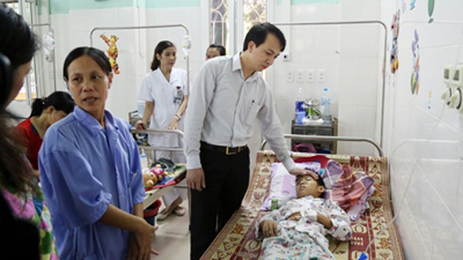 Ông Phan Văn Huyên – Phó Tổng giám đốc Tập đoàn Nam Cường đến thăm cháu Trần Thanh Phương tại bệnh viện Bạch Mai