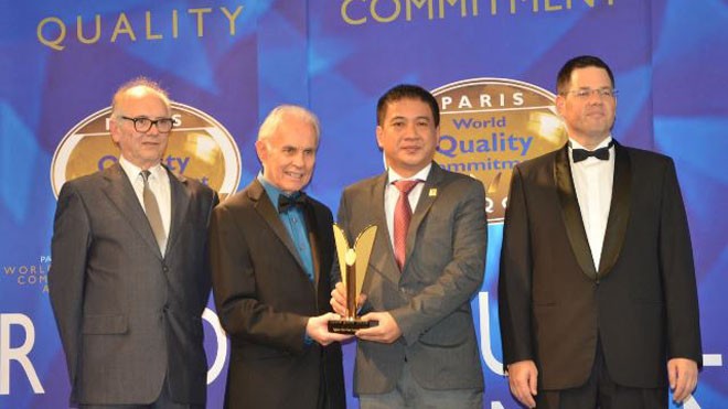 Ông Nguyễn Minh Khoa, Giám đốc công ty Kính nổi Viglacera tại lễ nhận giải (người thứ hai từ phải sang).
