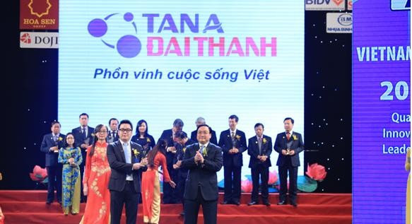 Phó thủ tướng Hoàng Trung Hải trao biểu trưng Thương hiệu Quốc gia cho ông Nguyễn Duy Chính – Phó Tổng Giám đốc Tập đoàn Tân Á Đại Thành.
