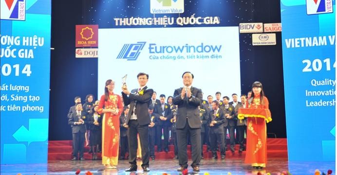 Ông Vũ Trọng Trung – Phó Tổng giám đốc Eurowindow nhận biểu trưng Thương hiệu Quốc gia 2014