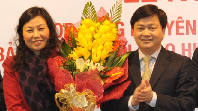 Tổng Giám đốc VietinBank Lê Đức Thọ tặng hoa Thứ trưởng, Tổng Giám đốc BHXH Việt Nam Nguyễn Thị Minh.