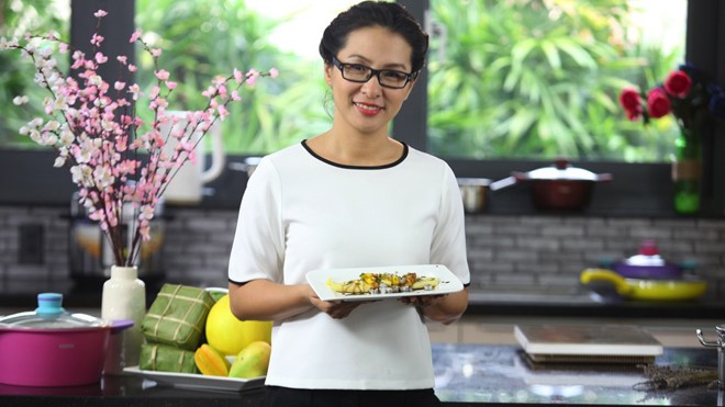 Thái Hoà trong Chuyên đề nấu ăn “5 phút cho món ngon ngày Tết” chia sẻ bí quyết nấu ăn nhanh cho các món ngon ngày Tết bằng bếp từ BlueStone.